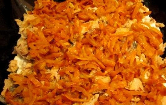 1. Этап. Салат с рисом и горбушей: Морковь трем на крупной терке и обжариваем в растительном масле до золотистого цвета, солим и перчим ее. Над рыбой делаем слой из моркови, который также смазываем майонезом.