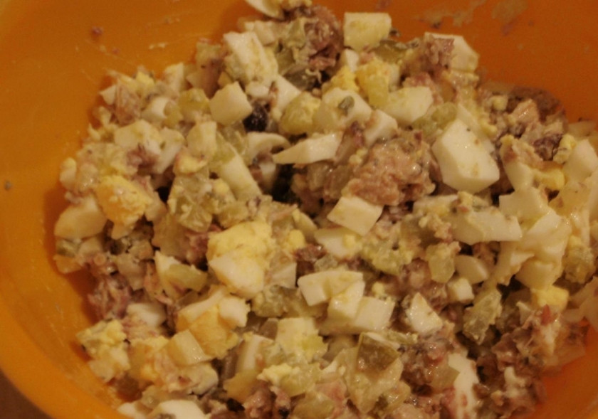 1. Этап. Рыбный салат из консервов сайры: 4. В миску к сайре всыпаю все подготовленные овощи, яйца и добавляю майонез, перемешиваю и солю, отправляю салат на 20 минут в холодильник.