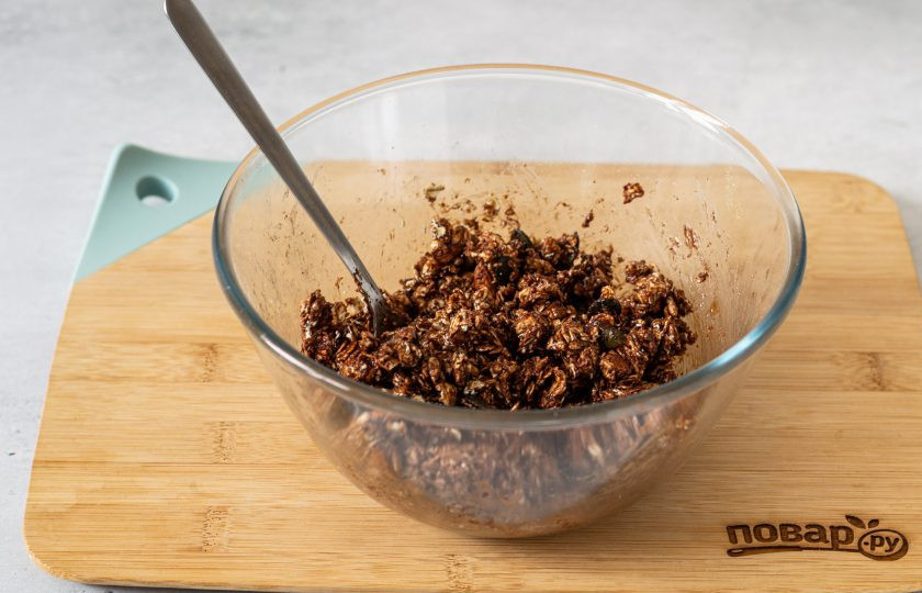 1. Этап. Шоколадная гранола: Влейте получившуюся смесь в миску, хорошенько перемешайте.