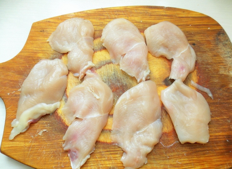 1. Этап. Куриное филе в картофельной шубке: Филе помойте, обсушите и нарежьте тонкими пластинами.