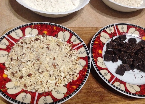 1. Этап. Шоколадный ПП-кекс: Измельчаем орехи, поломаем на маленькие кусочки шоколад.