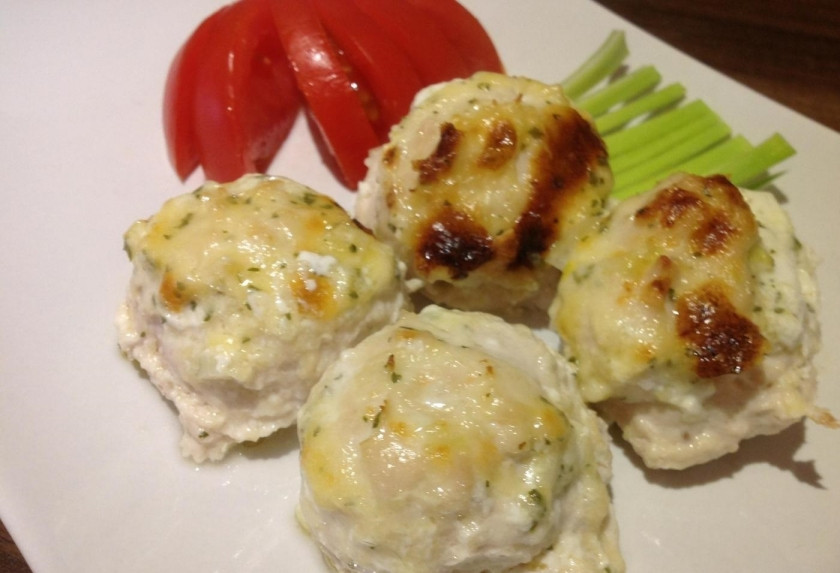 1. Этап. Фрикадельки под соусом в духовке: 12. Подаю блюдо горячим со свежими овощами, приятного аппетита!