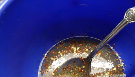 1. Этап. Баклажаны по-грузински маринованные: 7. Делаем маринад - смешаем уксус, мед, соль, перец, пропущенный через пресс чеснок и ваши любимые специи по вкусу.