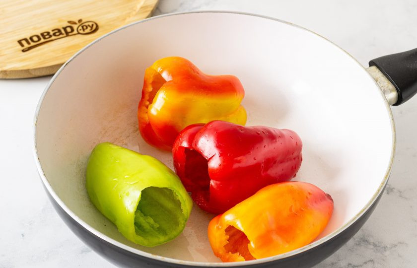 1. Этап. Закуска из болгарского перца: Разогрейте сковороду с 1 ст.л. растительного масла. Обжарьте перцы со всех сторон до румяного цвета. Затем накройте крышкой и потушите 5-6 минут на небольшом огне. Перцы должны стать мягче, но сохранить упругость.