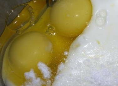 1. Этап. Торт на йогурте: Смешиваем яйца, йогурт, мягкое сливочное масло, сахар и ванилин. Лучше всего взбить блендером.