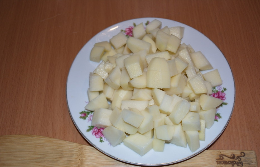 1. Этап. Солянка с картошкой: Картофель нужно вымыть, очистить и нарезать кубиками.