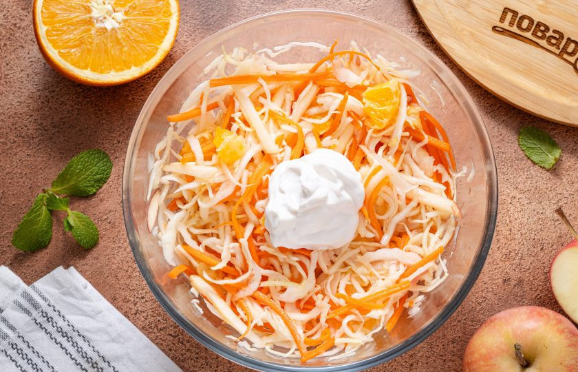 1. Этап. Фруктово-овощной салат: Заправьте салат сметаной и еще раз перемешайте.