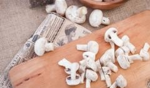 1. Этап. Мясо по-французски с соусом бешамель: Шампиньоны моем и разрезаем на четыре части. Внимание! Грибы не чистим.