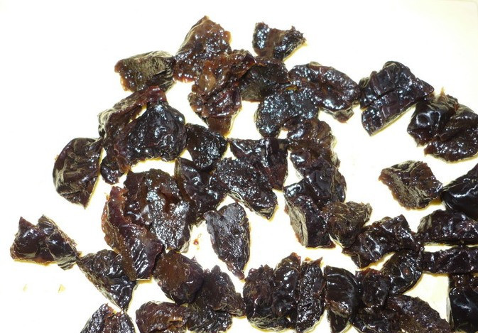 1. Этап. Баранина с черносливом: Чернослив нарезаем на кусочки.