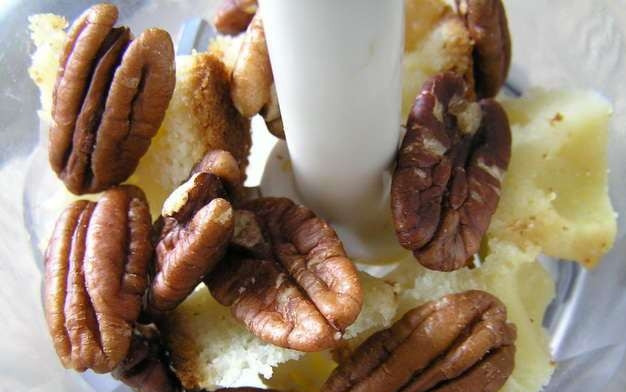 1. Этап. Итальянский шоколадный торт: Орехи пекан измельчите с печеньем погружным блендером до однородной массы. Если вы не можете найти именно такие орехи, замените их на грецкие или любые другие.