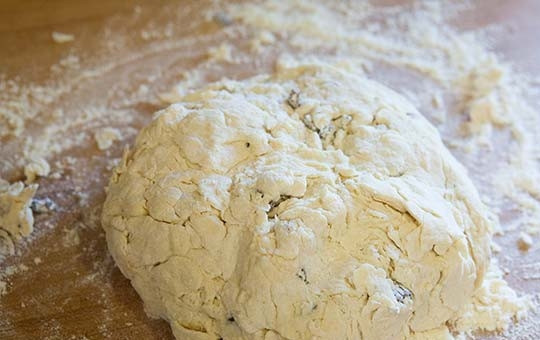 1. Этап. Ирландский содовый хлеб: 4. Выложите на рабочую поверхность, присыпанную мукой, и тщательно вымешайте руками.