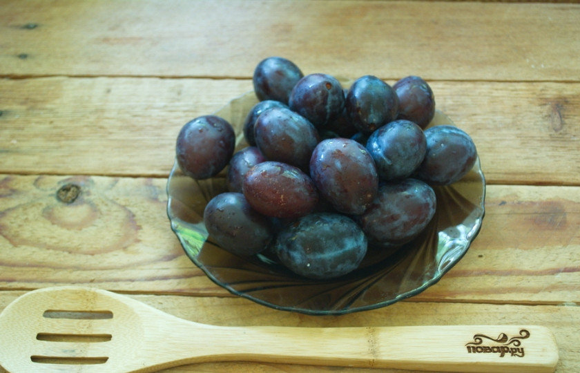 1. Этап. Закатка слив на зиму: Сливы нужно хорошо вымыть. Наколите их вилочкой.