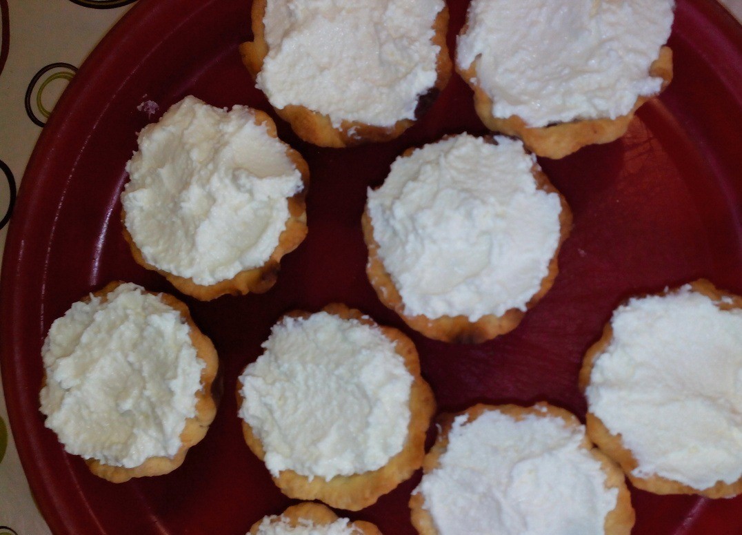 1. Stage. Fruit baskets cakes: Fill the baskets with cream.