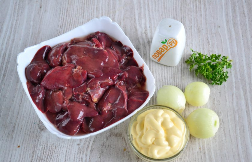 1. Этап. Куриная печень на сковороде с майонезом: Подготовьте все необходимые ингредиенты. Куриную печень промойте, дайте стечь лишней жидкости.