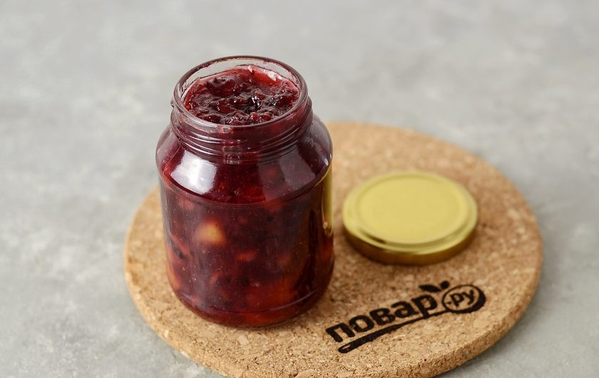 1. Этап. Варенье из красной смородины с яблоками: Готовое варенье разложите по чистым стерилизованным баночкам.