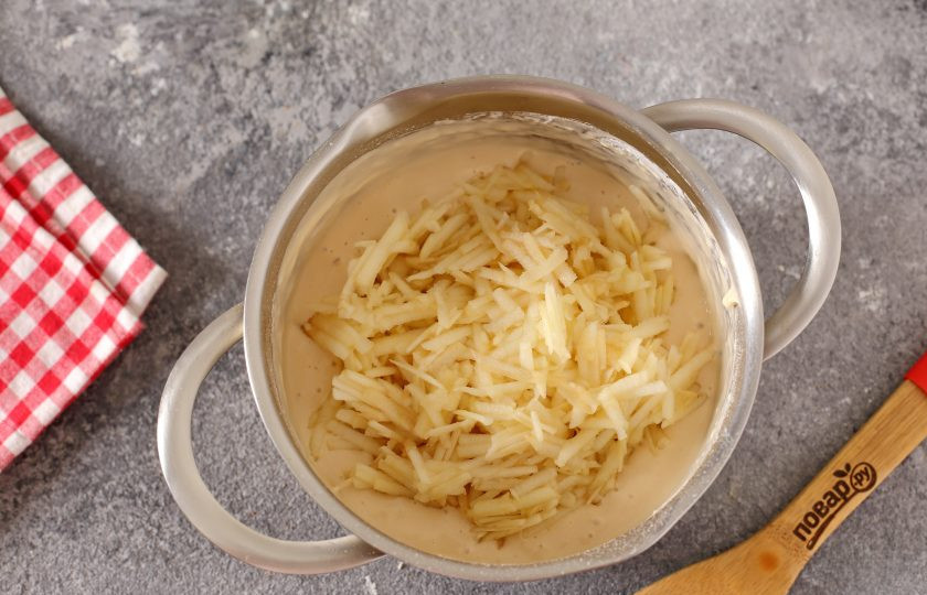 1. Этап. Оладьи на ряженке с яблоками: Перемешайте тесто до однородного состояния. Добавьте тертое на крупной терке яблоко (я шкурку снимала, но можно оставить).