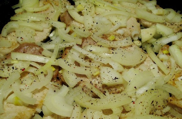 1. Этап. Отбивная с грибами и сыром: 6. Форму для запекания слегка смазать маслом и выложить туда отбивные. Посолить и поперчить по вкусу, распределить по поверхности лук.