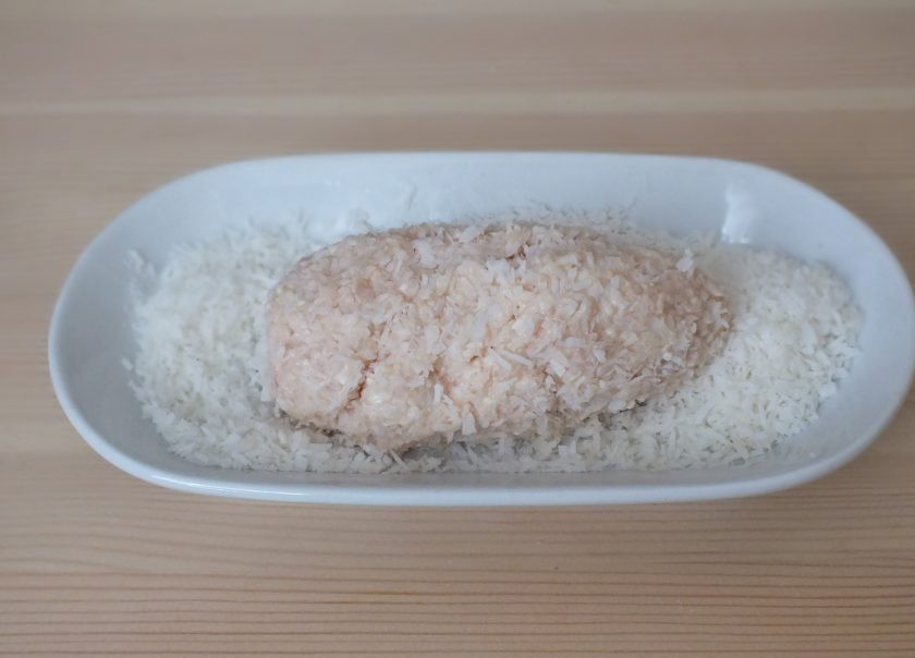 1. Этап. Закуска пикантная на Новый год Крысы: Визуально разделите массу на 4 части. Возьмите часть массы и придайте форму капли. Обваляйте слегка в кокосовой стружке.