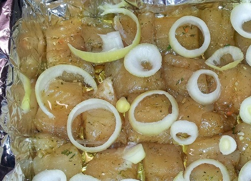 1. Этап. Судак по-монастырски: Сверху рыбу сбрызните растительным маслом. Затем очистите и нарежьте луковицу колечками. Равномерно выложите подготовленный овощ по судаку. Запекайте рыбу до готовности полчаса при ста восьмидесяти градусах.