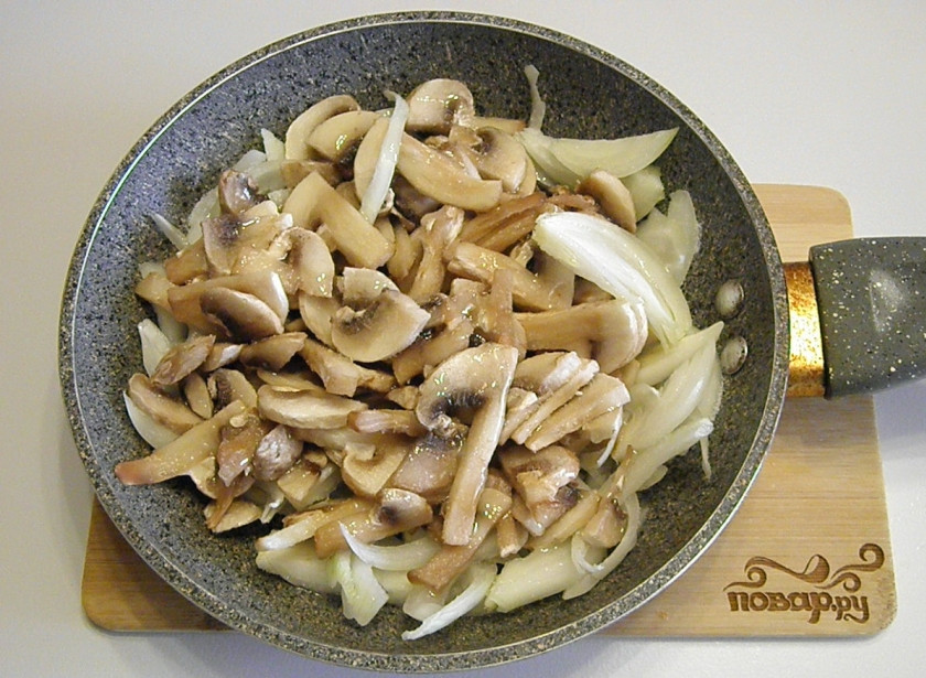 1. Этап. Салат с шампиньонами и куриной грудкой: Порежьте подготовленные грибы и лук тонко. Разогрейте сковороду с маслом и обжарьте шампиньоны, лук до готовности. Посолите.