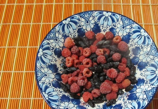 1. Этап. Творожный кекс с ягодами и полентой: Для кекса я брала замороженные ягоды - жимолость и малину. Замороженные ягоды предварительно достать и дать немного разморозиться.