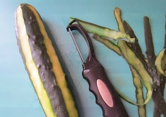 1. Этап. Салат с манго: Очищаем огурец от кожуры, нарезаем тонкими полукольцами.