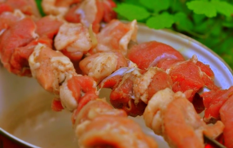 1. Этап. Шашлык в тандыре: Кусочки мяса вынимаем из маринада и плотно нанизываем на шампуры. Они ни в коем случае не должны «ездить» — могут слететь с шампуров в угли. Как вариант — сделать на каждом шампуре ограничитель, например, из проволоки.