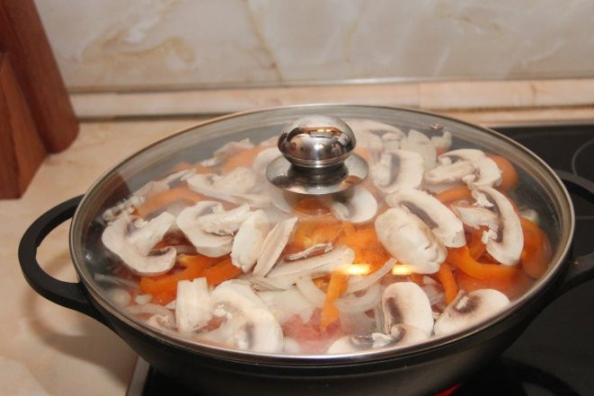 1. Этап. Хашлама из баранины на пиве: Теперь нам нужно залить мясо с овощами пивом и водой, причем их количество должно быть примерно одинаковым, а жидкость должна быть ниже края кастрюли на 2 см. Поэтому количество пива и воды отмеряйте исходя из размеров вашей кастрюли. Затем мы накрываем кастрюлю крышкой и ставим ее на сильный огонь.