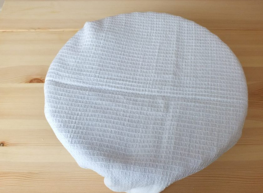 1. Этап. Милашино тесто: Сверху укройте двумя полотенцами: обычным и махровым. Хорошо укутайте. Выключите духовку и поставьте в нее чашу с тестом на 25 минут.