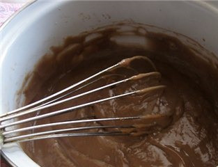 1. Этап. Торт Дунайские волны: 15. Добавить сливочное масло и тщательно взбить.