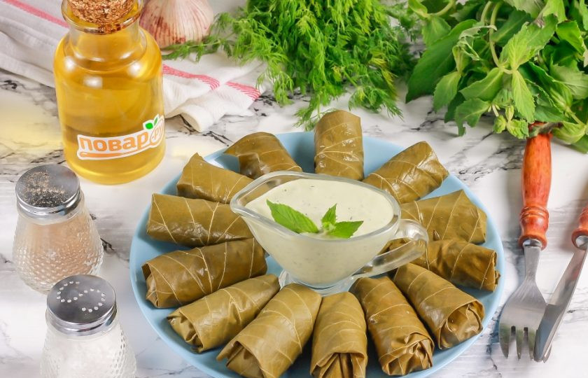1. Этап. Долма с мятным соусом: Выложите готовую долму на тарелку и подайте вместе с мятным соусом.