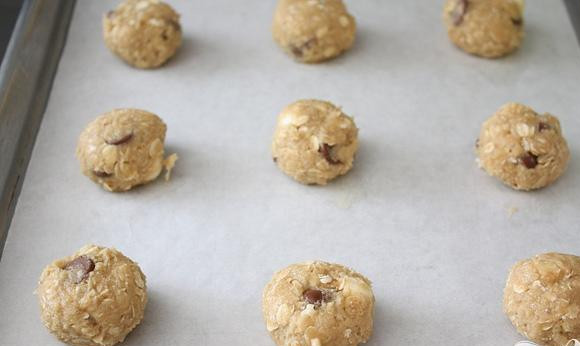 1. Этап. Печенье с овсяными хлопьями и шоколадом: 6. Из полученного теста сформировать шарики среднего размера, используя на каждый шарик около 1 столовой ложки теста. Выложить печенье на противень на расстоянии примерно 5 см друг от друга.