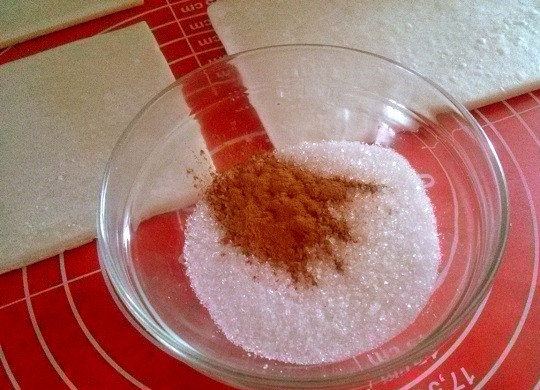 1. Этап. Булочки с корицей без дрожжей: Смешайте корицу и сахар, растопите сливочное масло.