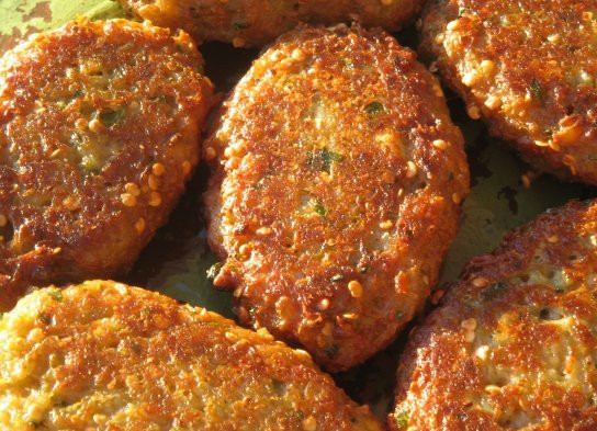 1. Этап. Рыбные котлеты с грибами: Обжариваем котлеты на сковороде со всех сторон до образования красивой и румяной корочки. Приятного аппетита!