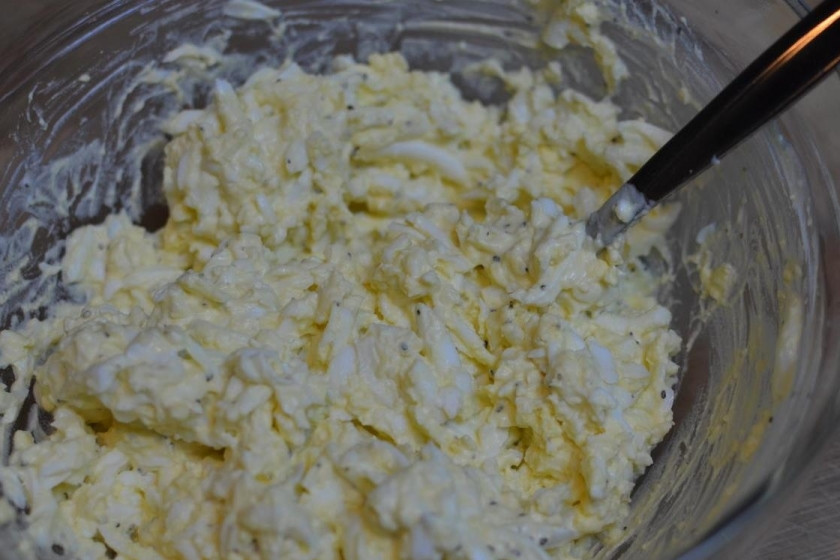 1. Этап. Бутерброды со шпротами и яйцом: Перемешиваем.