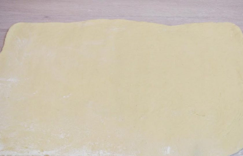 1. Этап. Булочки Синнабон: 8. Раскатайте тесто в пласт.