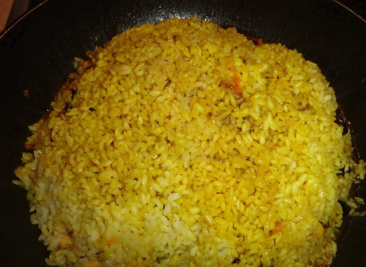 1. Этап. Плов с черносливом: По истечении времени открываем крышку и собираем рис с краев в середину горочкой так, чтобы чеснок был полностью накрыт рисом. Закрываем крышку и оставляем на медленном огне еще на семь минут. Выключаем огонь и перемешиваем наш плов.