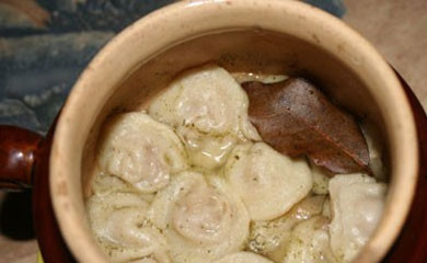 1. Этап. Пельмени в горшочках в микроволновке: 3. Кипятим воду и заливаем ею пельмени. Пельмени могут и выступать из воды, это ничего страшного. Посыпаем все специями и солью, можно также добавить лавровый листик.