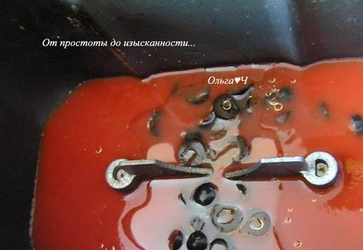 1. Этап. Томатный хлеб с маслинами: В контейнер хлебопечки налейте томатный сок, добавьте соль и сахар, влейте растительное масло. Добавьте нарезанные кружочками маслины.