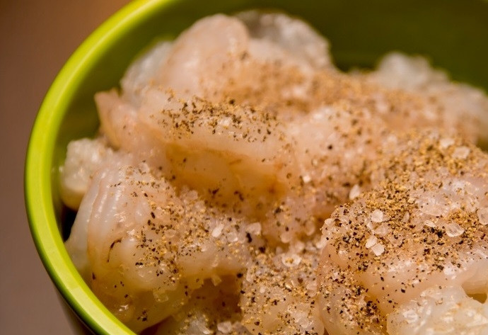 1. Этап. Закуска из креветок с овощами: 1. Очищенные и размороженные креветки выложите в миску, добавьте к ним соль и перец по вкусу.