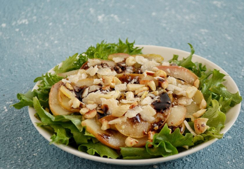 1. Этап. Салат с карамелизированной грушей: Полейте салат оливковым маслом и бальзамическим уксусом, посолите.