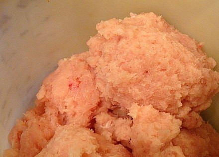 1. Этап. Тефтели из курицы в духовке: Куриное филе промыть, обсушить, нарезать на кусочки, измельчить с помощью блендера или мясорубки.