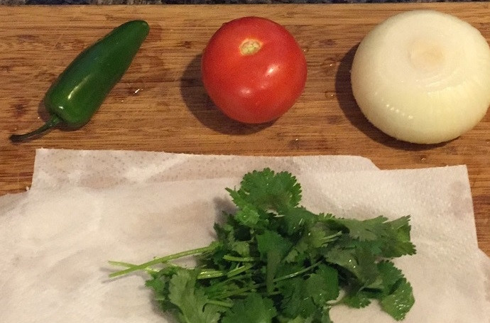 1. Этап. Вкуснейший Гуакамоле: 1. Вымойте овощи, очистите лук от шелухи, удалите семена из перца.