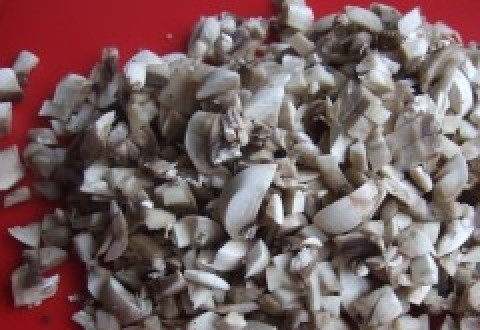 1. Этап. Cалат Башкирская красавица: Шампиньоны нарежьте маленькими кусочками.