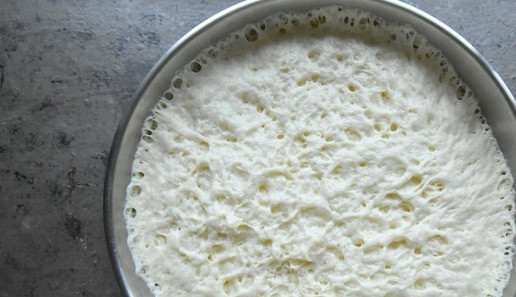 1. Этап. Картофельные булочки с сыром: Оставляю посуду с тестом в теплом месте, накрыв пищевой пленкой. Через 40-60 минут тесто увеличится в размере втрое.