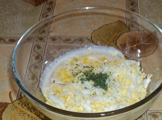 1. Этап. Рыба отварная с соусом польским: зелень мелко нарезать и добавить к маслу и яйцам. Влить лимонный сок и хорошо перемешать. Польский соус готов.