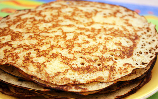 1. Этап. Курник из слоеного теста: Чтобы приготовить блины, смешиваем кефир с яйцом, добавляем сахара и соли. Постоянно помешиваем, чтобы смесь не загустела. Жарим блины на сковородке, смазанной подсолнечным маслом. Залили смесь на сковородку, ждем минуту, переворачиваем блин. Должно получиться 4-6 блинов.