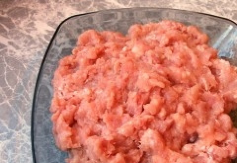 1. Этап. Фаршированный окорок куриный: Когда кожу сняли, мясо срезаем с кости и нарезаем мелкими кусочками, пропускаем его через мясорубку и отправляем в миску.