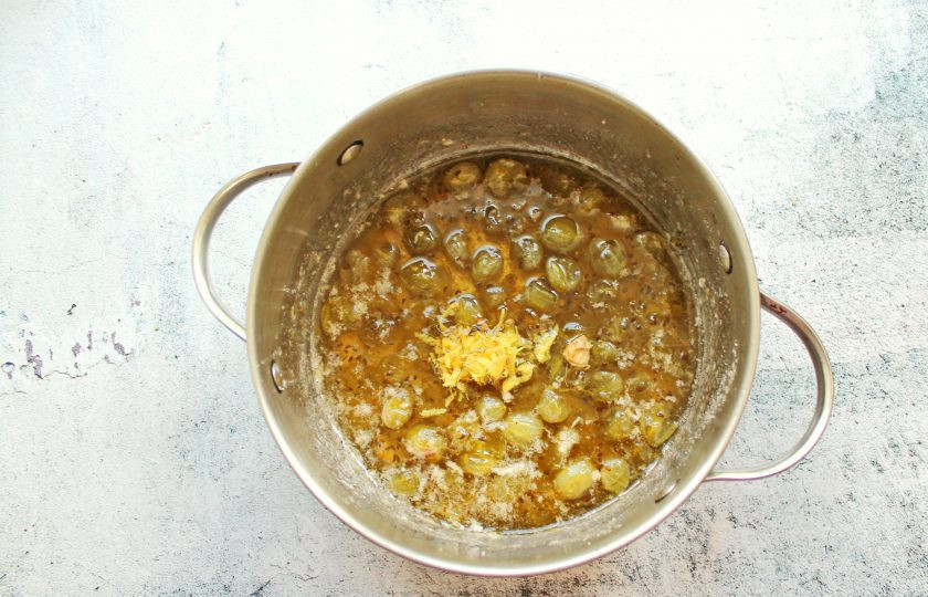 1. Этап. Варенье из крыжовника с имбирем: Поставьте кастрюлю на медленный огонь и доведите до кипения. Проварите варенье в течение 10 минут, перемешивая и снимая пену. Имбирь натрите на средней терке и выложите в варенье, перемешайте.