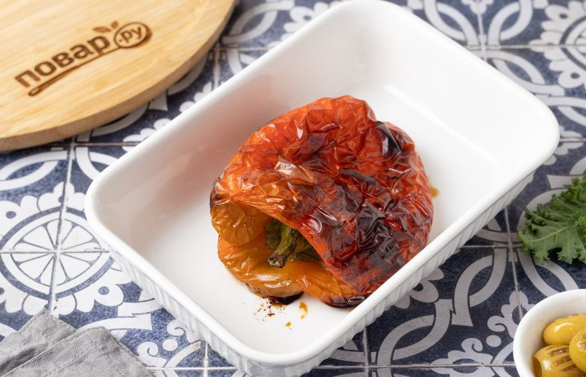 1. Этап. Марокканский салат из перца с апельсинами: Болгарский перец запекайте в разогретой до 220 градусов духовке примерно 35-40 минут, пока кожица не станет черной. Периодически поворачивайте перец, чтобы он равномерно пропекся.